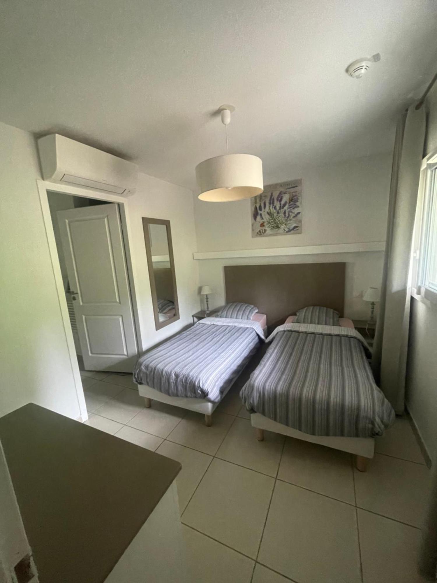 Apartamento Meuble 6 Personnes Remoulins Exterior foto